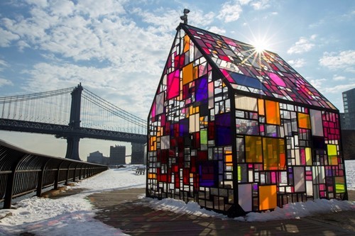 Kolonihavehus by Tom Fruin